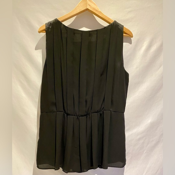 Banana Republic Black Sleeveless Cinch Waist Pleated Top, size 12 - Picture 3 of 9